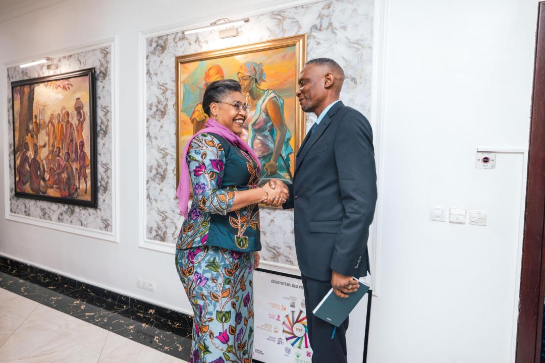 Poignée de main entre la Première Ministre, Judith Suminwa Tuluka et le nouveau ministre des ITPR, John Banza Lunda