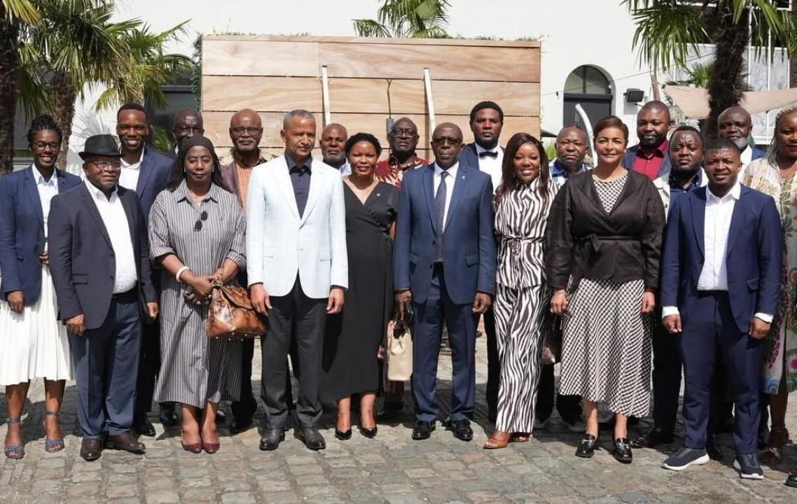 Moïse Katumbi en veste blanche, et plusieurs membres du parti réunis à Bruxelles [photo d'illustration]