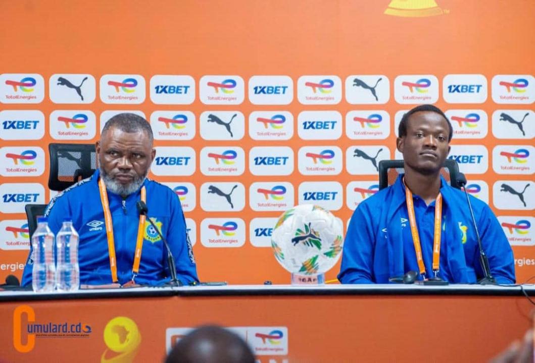 Le sélectionneur national adjoint, Daoula Lupembe, et le milieu du terrain congolais, Oscar Kabwit Tshikomb, en conférence de presse d'avant-match.