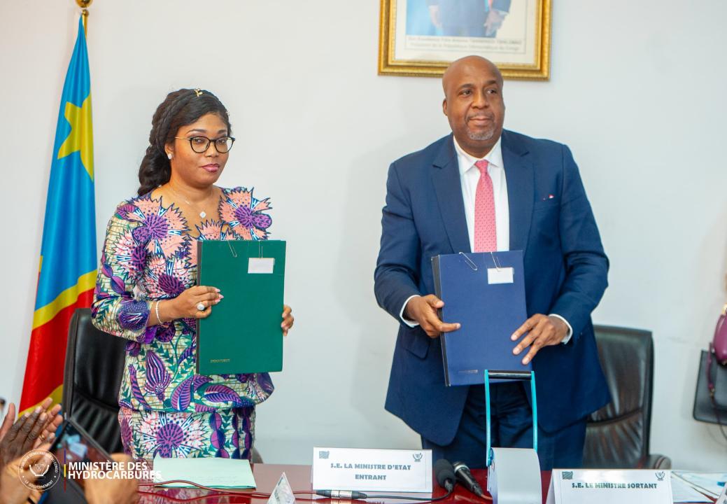 Cérémonie de remise et reprise entre le ministre sortant des Hydrocarbures Aimé Molendo Sakombi et la nouvelle ministre Acacia Bandubola