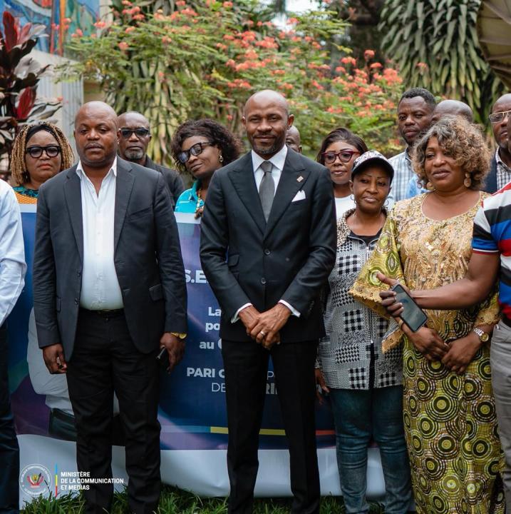 Le ministre de la communication et médias, Patrick Muyaya, pose avec la délégation de l'intersyndicale de la RTNC