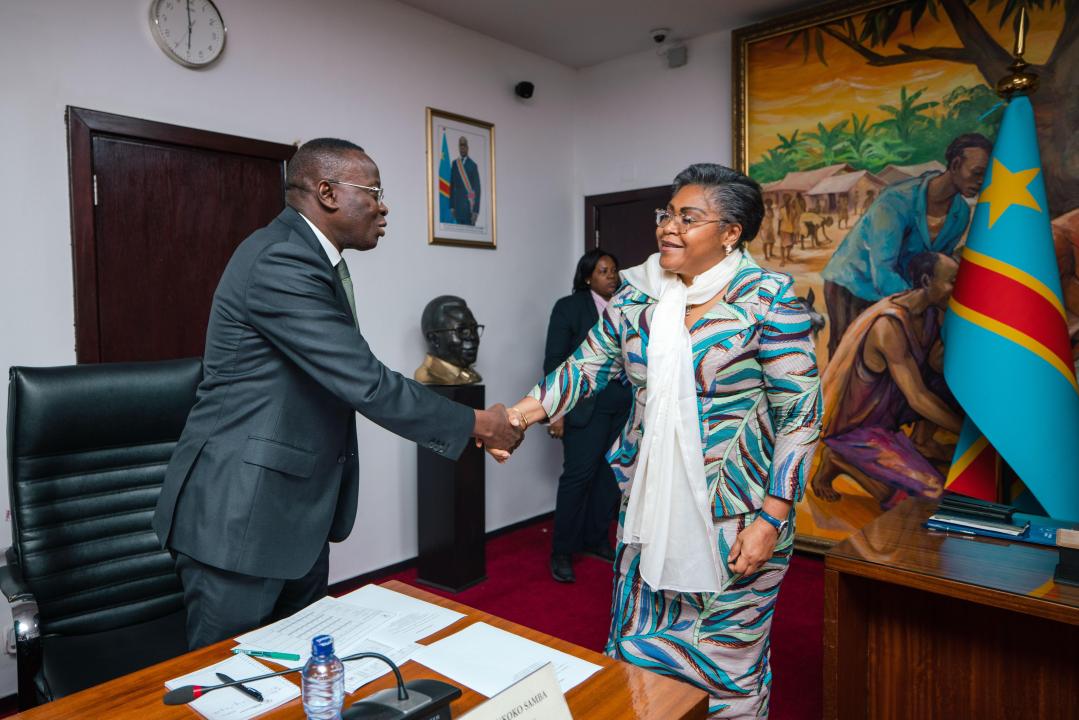 Poignée de main entre la  Première Ministre Judith Suminwa et le VPM de l'économie nationale Daniel Mukoko Samba