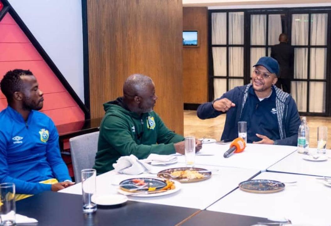 Le capitaine Miché Mika, le sélectionneur Otis Ngoma, et le ministre Didier Budimbu, à Nairobi. [Photo d'illustration]