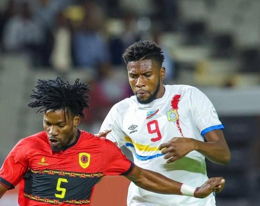 L'attaquant congolais, Jephté Kitambala, en duel avec un défenseur angolais.