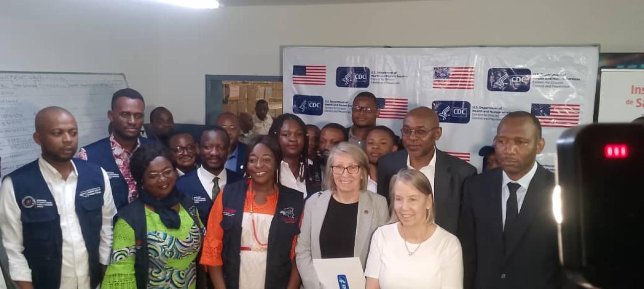 Échanges entre le DG de l'INPS, Dieudonné Mwamba et l'ambassadeur des USA en RDC, en compagnie de leur délégation respective