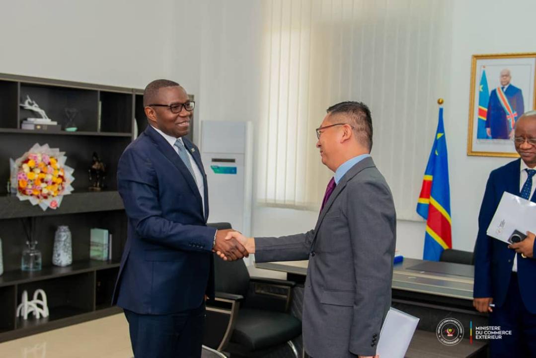Poignée de main entre le ministre Julien Paluku Kahongya et Zhao Bin, ambassadeur de la Chine en RDC