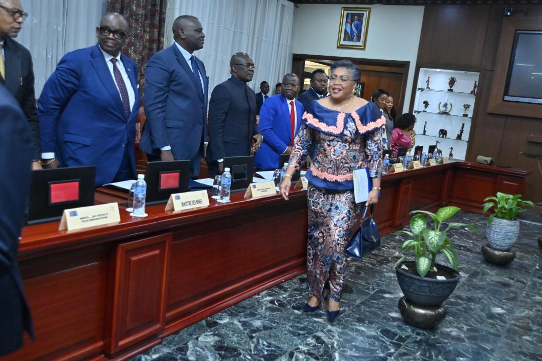 La Première Ministre Judith Suminwa Tuluka lors de la toute première réunion de Conseil des Ministres avec son équipe gouvernementale remaniée