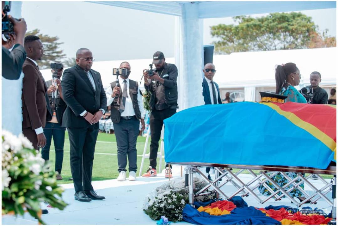 Le VPM Shabani rendant les derniers hommages au Commissaire divisionnaire adjoint Bertin Yawe Sumanda