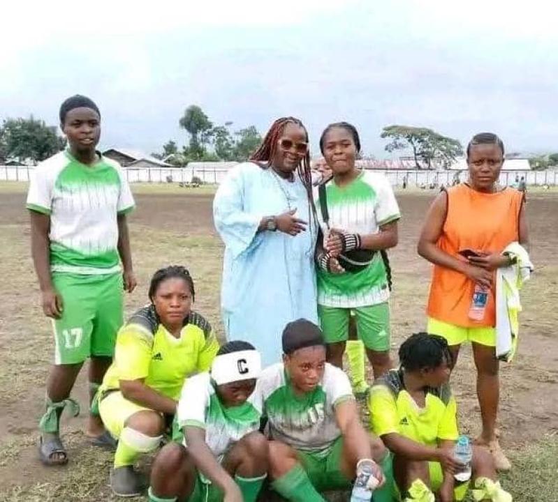 L'entraîneure, Sisca Kombi et quelques joueuses du FC Gillette de Beni. [Photo d'illustration]