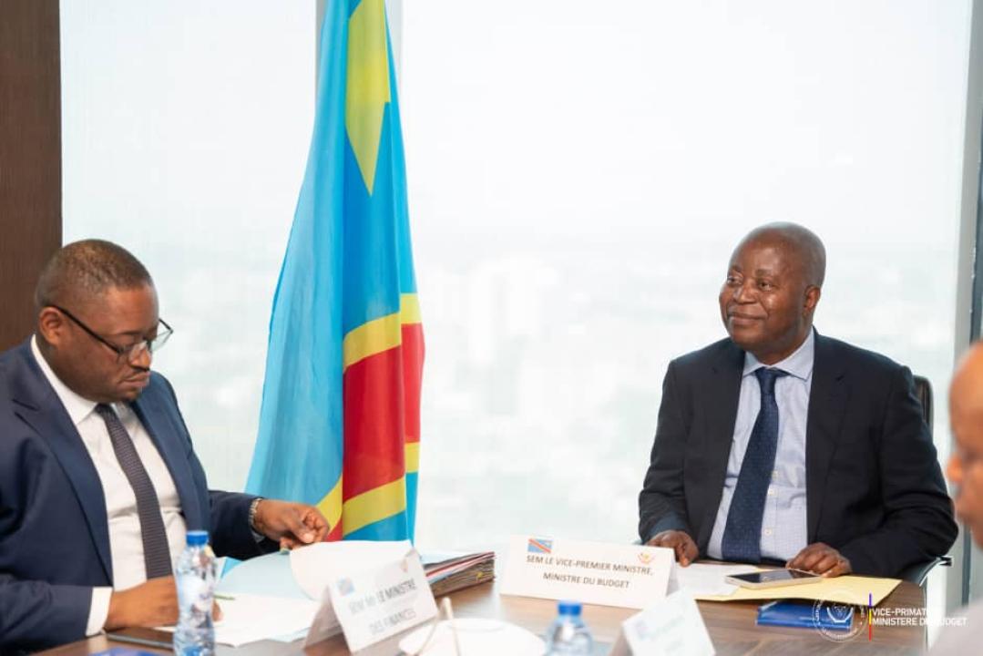 Le VPM au budget Adolphe Muzito (à droite) ainsi que le Ministre des Finances Doudou Fwamba (à gauche) lors d'une réunion avec les responsables financiers