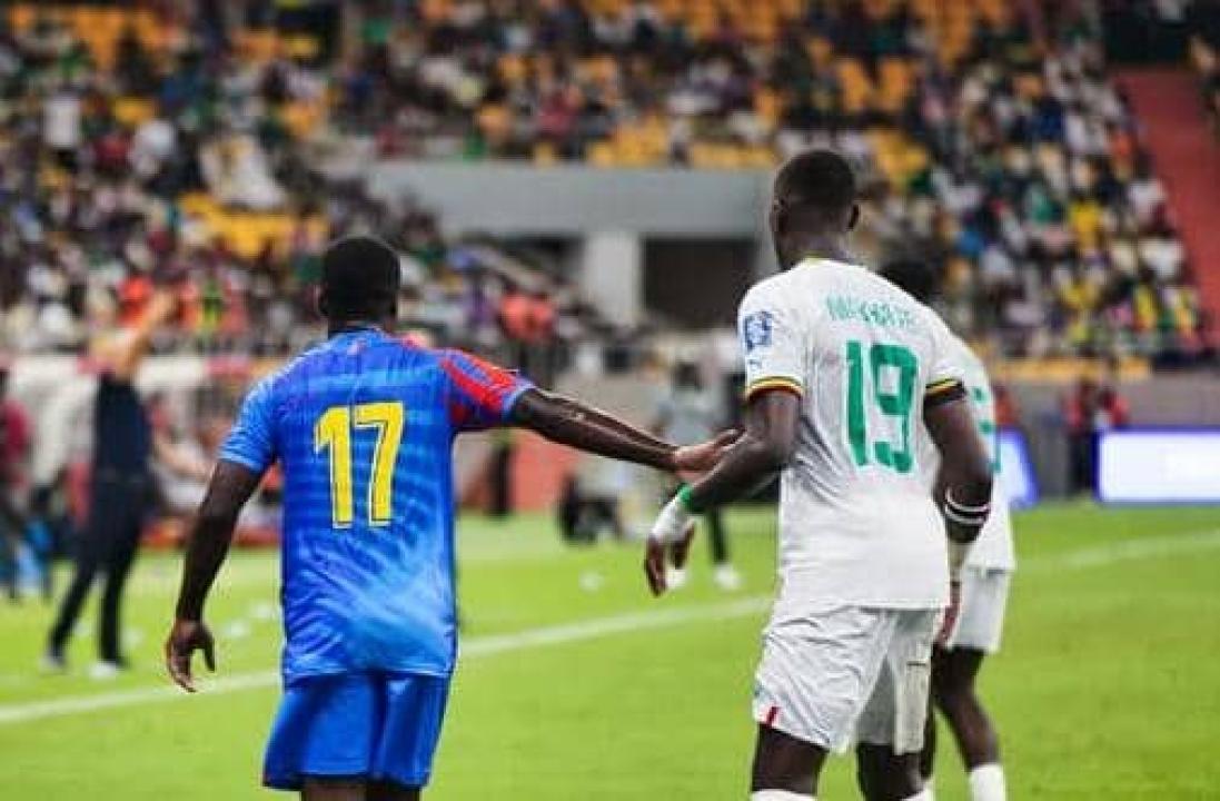 Le milieu du terrain Congolais, Chadrack Akolo et un défenseur Sénégalais, au Stade Abdoulaye Wade de Dakar.