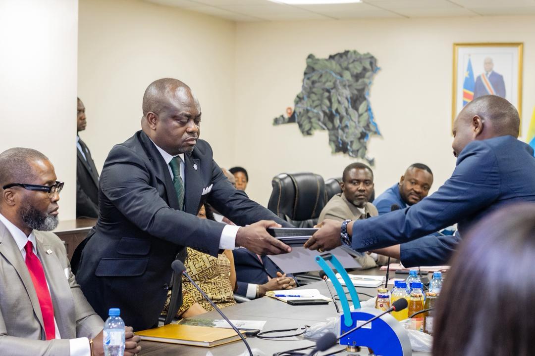Cérémonie de remise et reprise, au FIPE, entre le tout premier Directeur général de cet établissement public, Ngadi Muanda Manassé , et Omari Expédié, Chargé de mission a.i