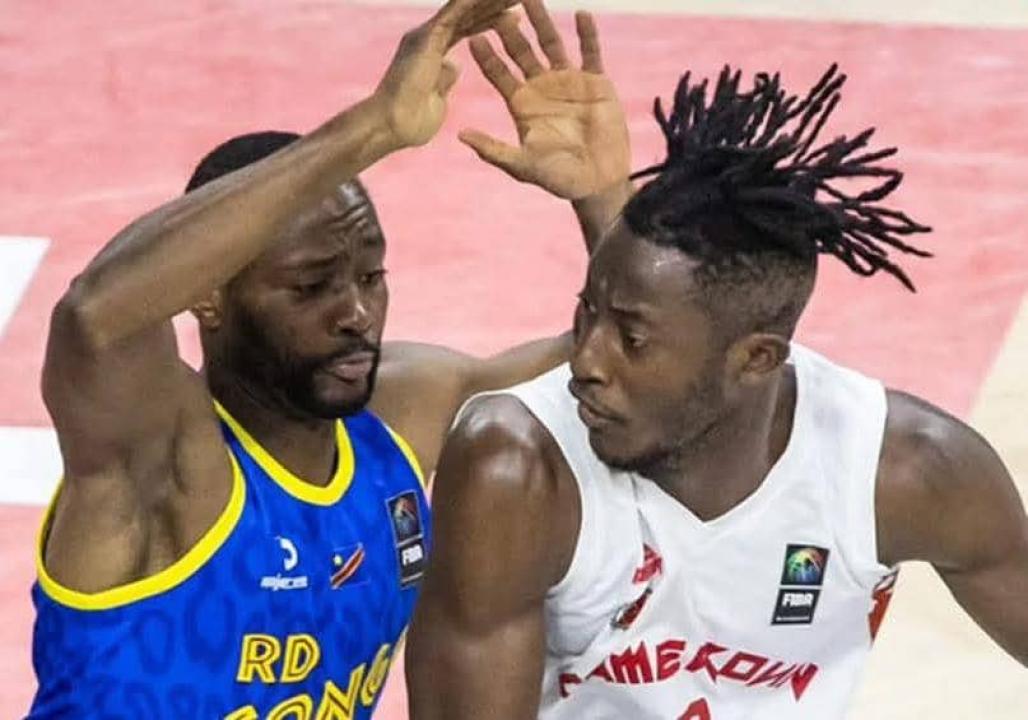 Un joueur Congolais en duel avec celui du Cameroun.
