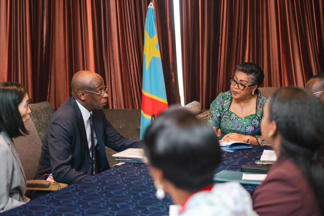 À Tokyo, au Japon, la Première Ministre de la RDC, Judith Suminwa,  échange avec Raoul Mazou, Haut-Commissaire adjoint aux opérateurs du HCR