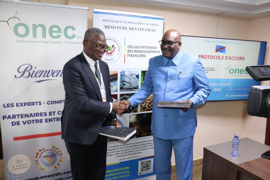 Adler Kisula, Secrétaire exécutif de la CENAREF et le représentant de l’Ordre national des experts comptables, Jean Marie Tumba.