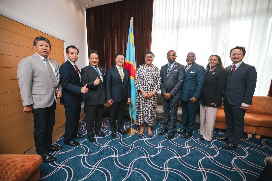 Poignée de main entre la Première Ministre Judith Suminwa et Hirotaka Suzuki, Chairman de Asia Minéral Limited