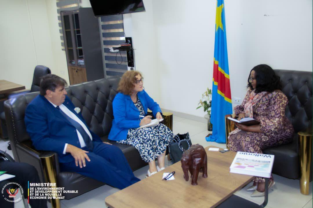 La ministre congolaise Marie Nyange Ndambo de l’EDD échange avec une délégation de la Fédération Wallonie-Bruxelles accompagnée d’Anne Coppens responsable pays de l’APEFE
