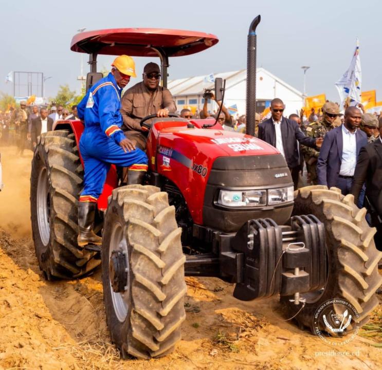 Le Président Félix Tshisekedi sur une moissonneuse en train de lancer la saison agricole 2025-2026 à Menkao dans la commune de Maluku