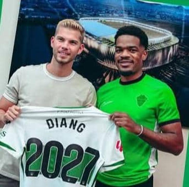 Grady Diangana et l'un des sociétaire d'Elche.