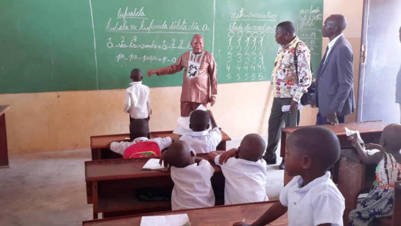 L'IPP Kasaï 1 Willy koy dans une salle de classe le jour du lancement des ENAFEP