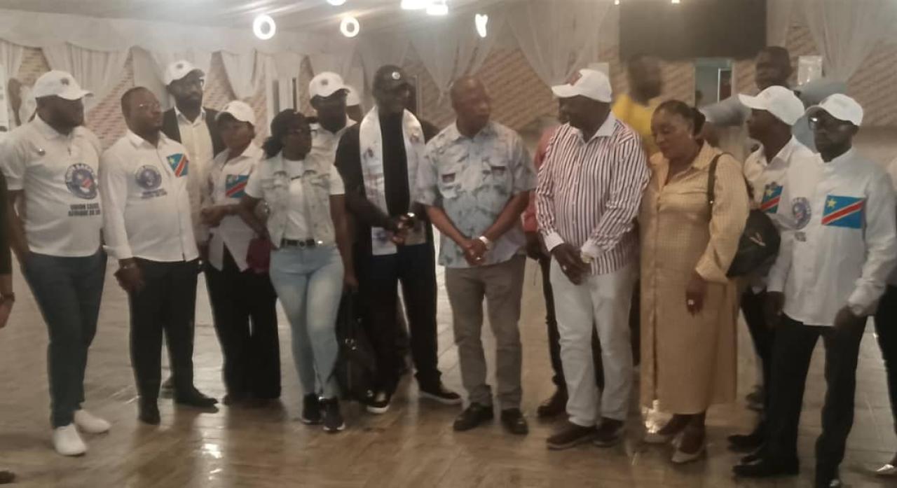 Le Prosseur André Mbata, Secrétaire Permanent de l'Union Sacrée de la Nation, entouré des quelques membres de cette plateforme venus de l'extérieur du pays