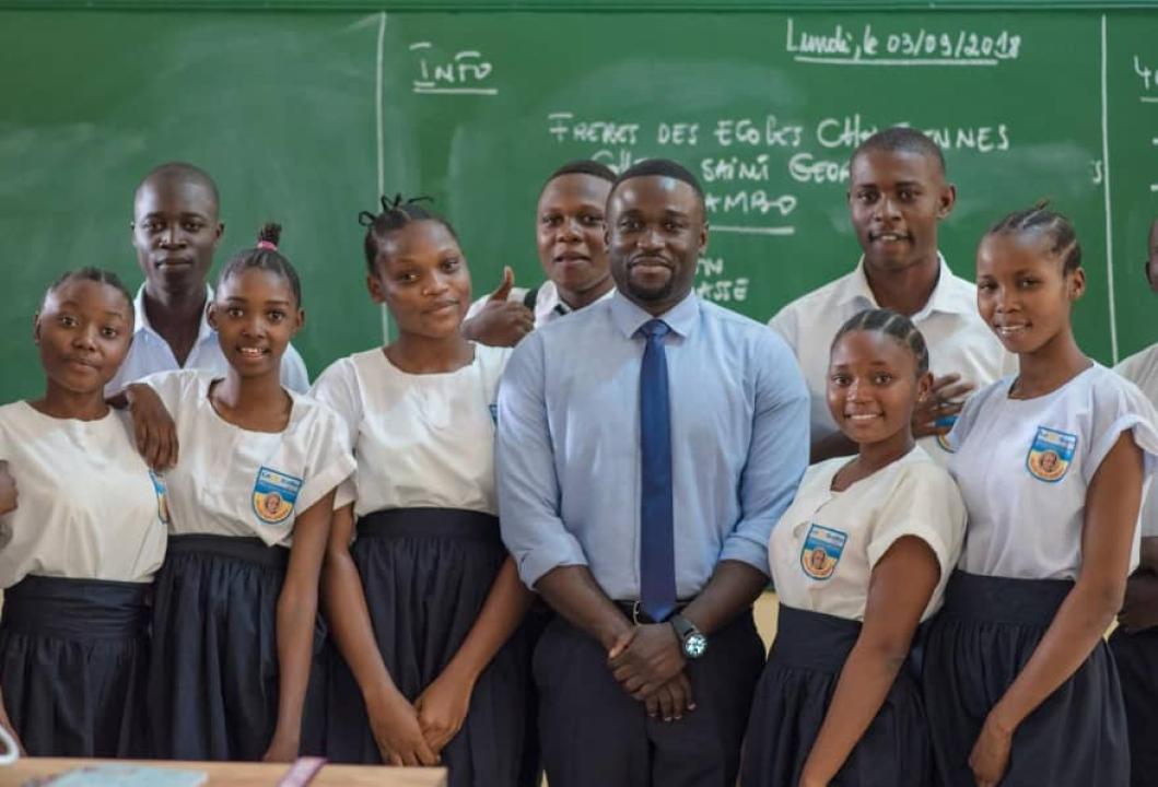 Seth Kikuni et quelques élèves lors de la rentrée scolaire 2018-2019. [Photo d'illustration]