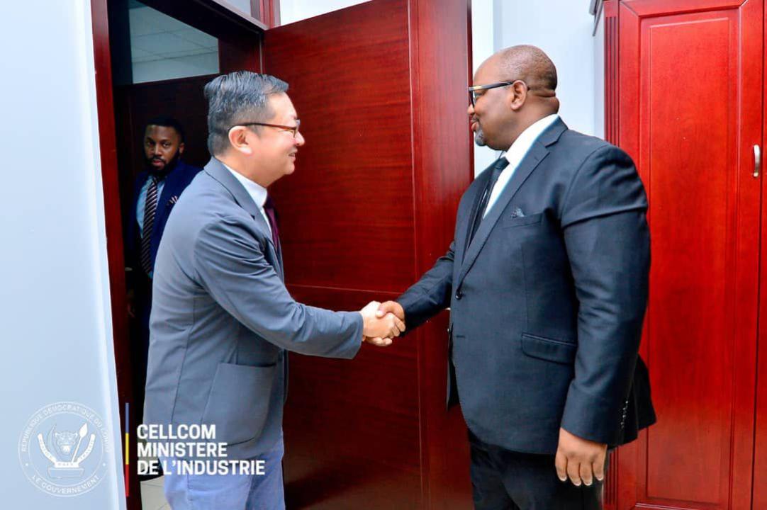 Poignée de main entre le ministre d'État, ministre de l'industrie, Aimé Boji Sangara et l'Ambassadeur de la République Populaire de Chine en RDC