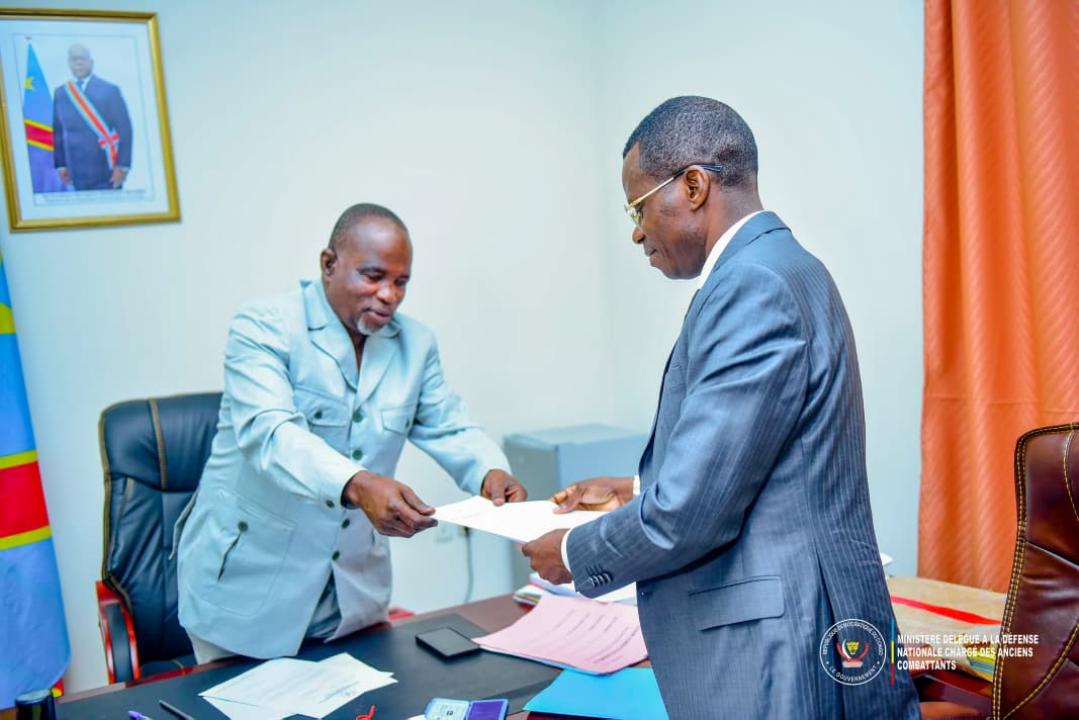 Le Ministre délégué près le Ministre de la défense nationale en charge des anciens combattants Eliezer Ntambwe lors du dépôt de la déclaration de son patrimoine auprès du greffier de la Cour constitutionnelle, mardi 02 septembre 2025