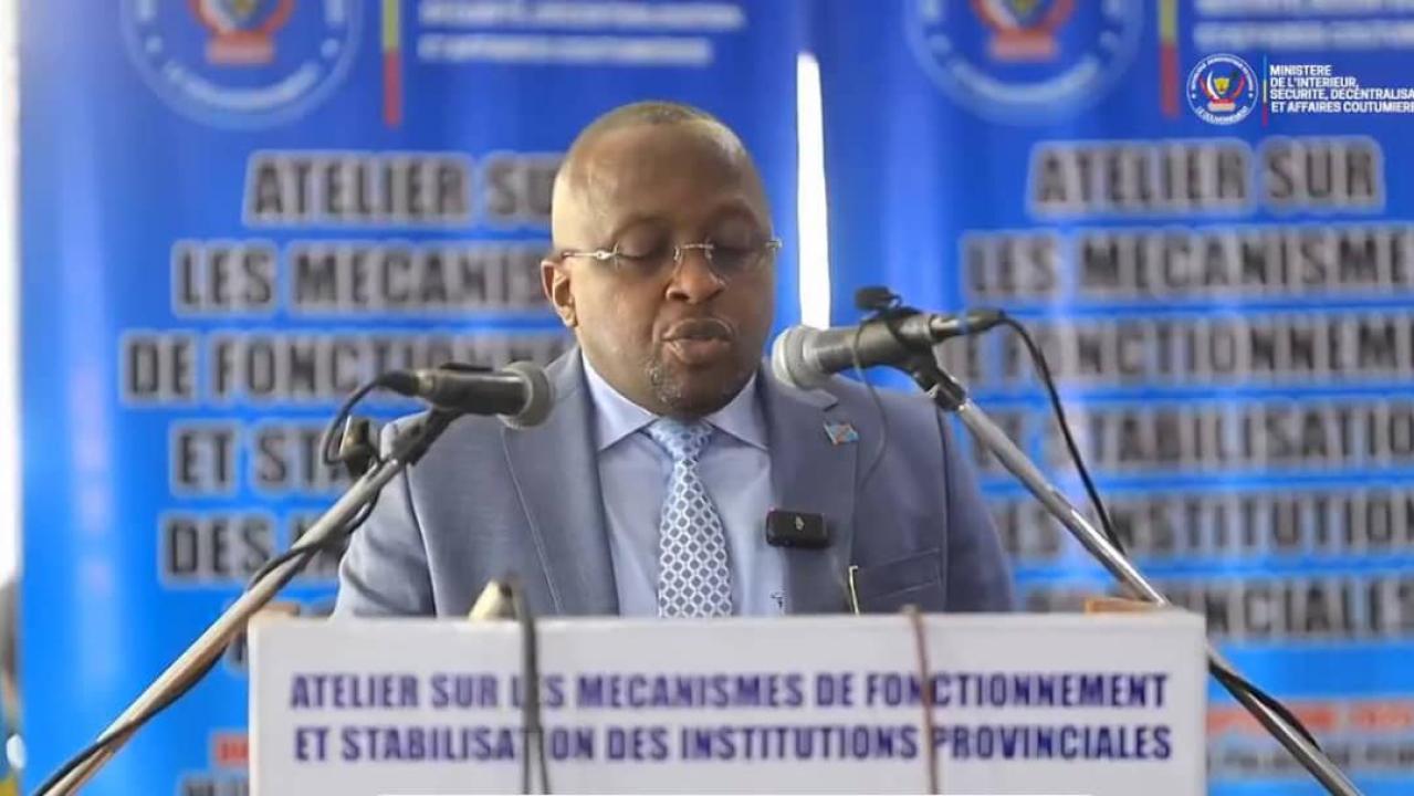 Le VPM Jacquemin SHABANI lors de l'ouverture de l'atelier sur les mécanismes de fonctionnement et de stabilisation des institutions provinciales à Kinshasa