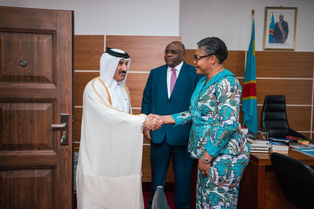 La Première Ministre Judith Suminwa pose avec Son Altesse Sheikh Mansour Bin Jabor Bin Jasim Al Thani, membre de la famille régnante du Qatar