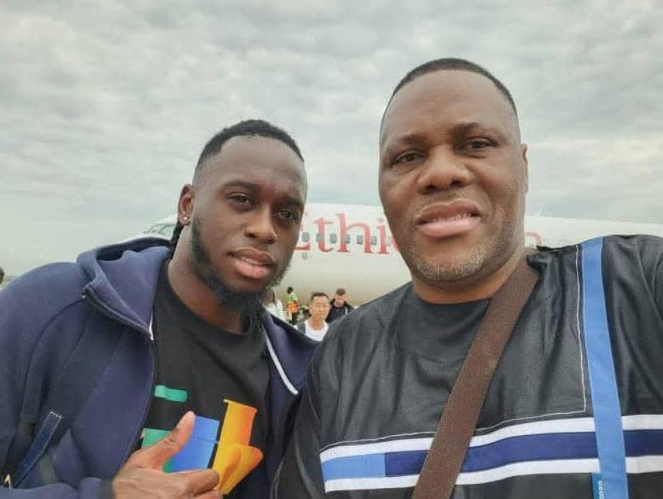 Aaron Wan-Bissaka, et un fan, à Juba.