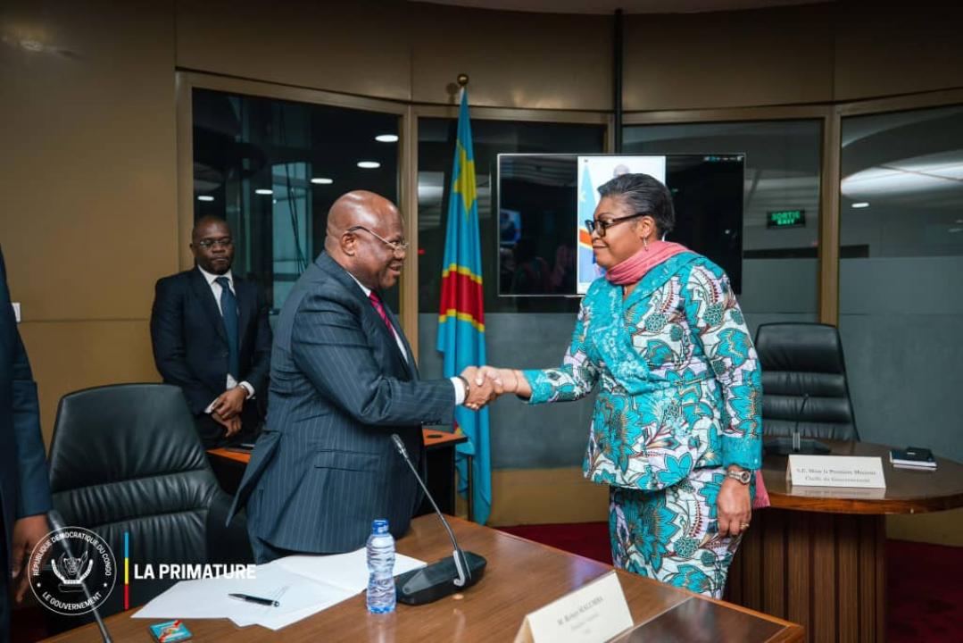 Poignée de main entre Robert Malumba, président national de la FEC et la Première Ministre Judith Suminwa Tuluka