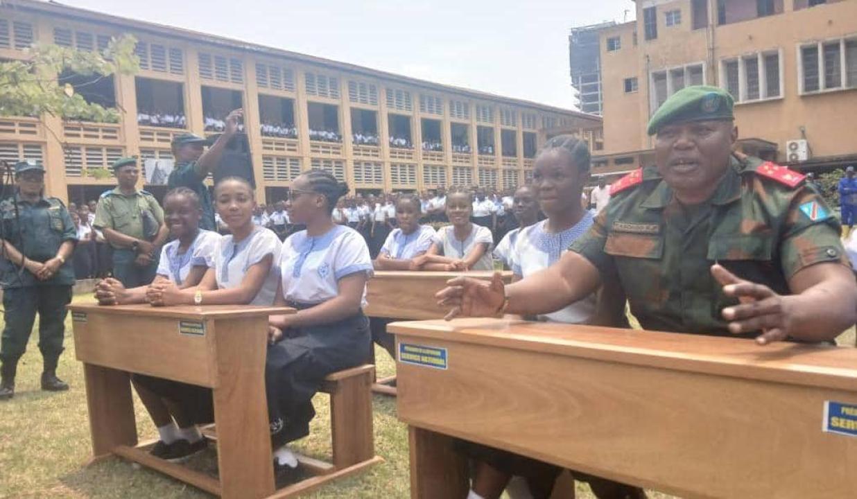 Mille bancs-pupitres remis à trois écoles de Kinshasa par le Service National sur instruction du Président Tshisekedi