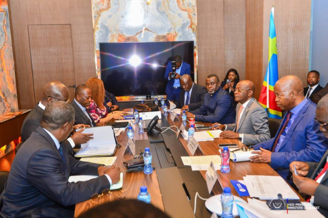 Le VPM en charge du budget Adolphe Muzito en consultation avec d'autres ministres du gouvernement Suminwa 2