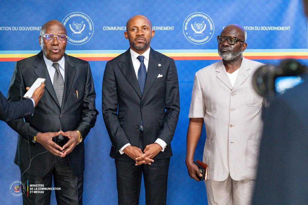 Le ministre de la Communication et Médias Patrick Muyaya entouré des Prosseurs Kambayi Bwatsha et du Professeur Jean-Marie Longonya, respectivement Recteur et Secrétaire général académique de l'UNISIC