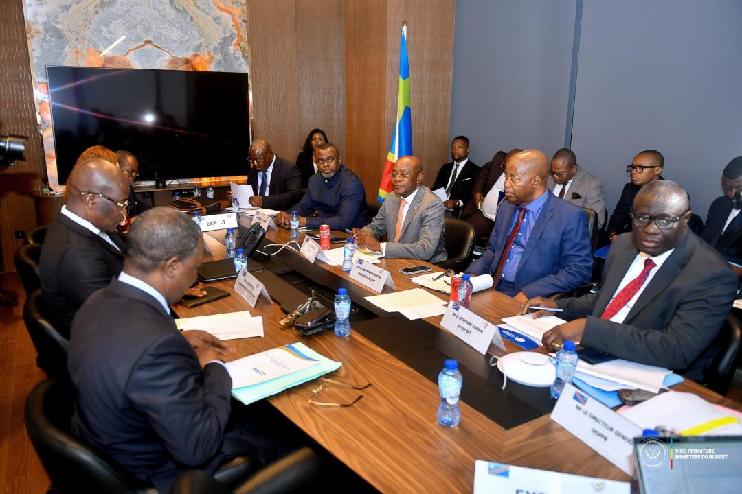 Le VPM en charge du budget en consultation avec les ministres sectoriels