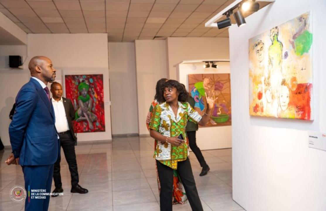 Le ministre de la Communication et Médias, Patrick Muyaya, contemple les tableaux exposés par les artistes plasticiens du Nord-Kivu
