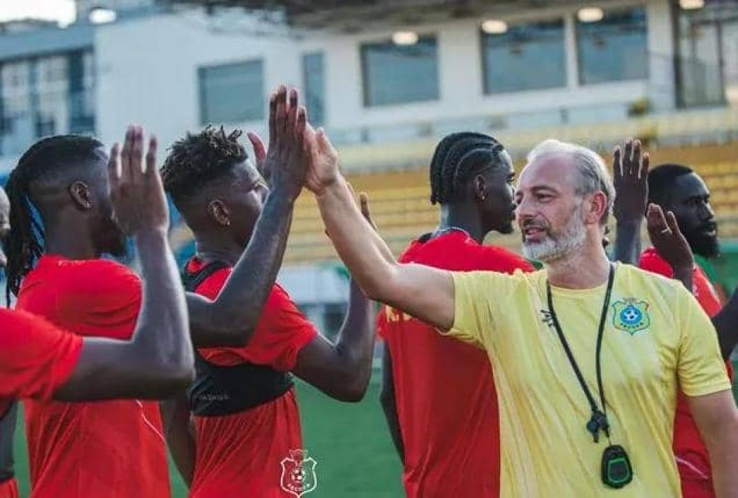 Sébastien Desabre en train de saluer quelques Léopards lors d'une séance d'entraînement à Juba. [ Photo d'illustration ]