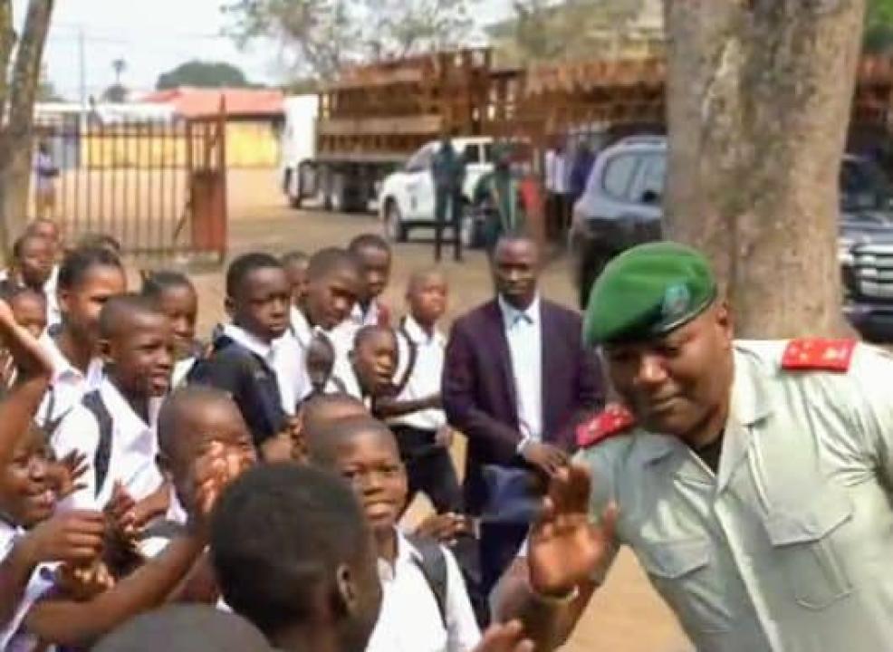 Le commandant du Service National, le Lieutenant-général Jean-Pierre Kasongo Kabwik et les quelques élèves de l'institut Bobokoli de Delvaux.