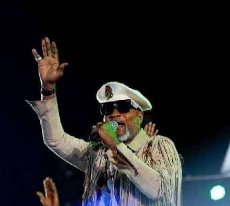 Koffi Olomide lors d'une prestation scénique.