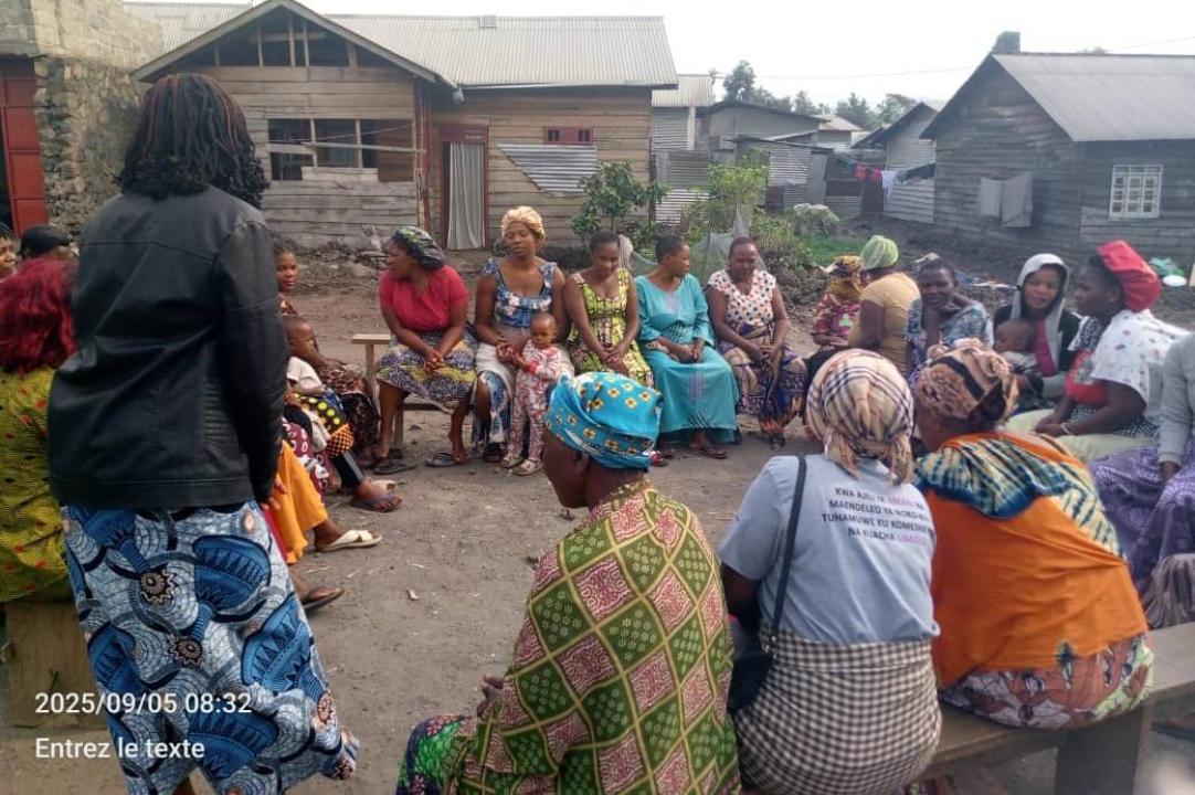 Les membres des paillotes de paix sensibilise la communauté de Ngangi sur la Résolution 1325 avec l’appui du PACOFEDI
