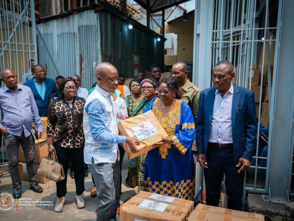 L’Inspecteur général au ministère de l’Éducation nationale,Hubert Kimbonza,réceptionne les premiers lots de bulletins scolaires auprès du fournisseur [photo d’illustration]