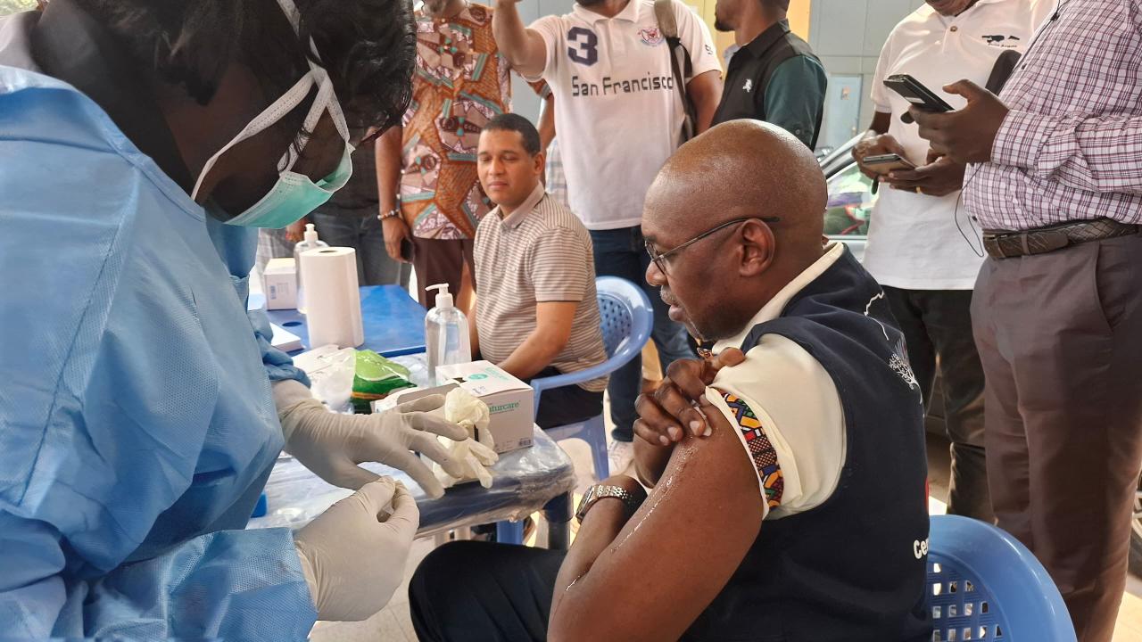 Le Professeur Christian Ngandu, Coordonnateur du COUSP, vacciné préventivement contre le virus d'Ebola
