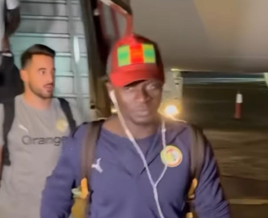 Sadio Mane et un membre du Staff technique de l'équipe nationale du Sénégal, à l'aéroport international de N'djili.