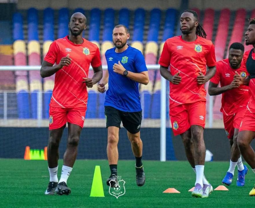 Yoane WISSA et Aaron Van BISSAKA lors d'une séance d'entraînement en préparation du choc contre le Sénégal au Stade des Martyrs de Kinshasa