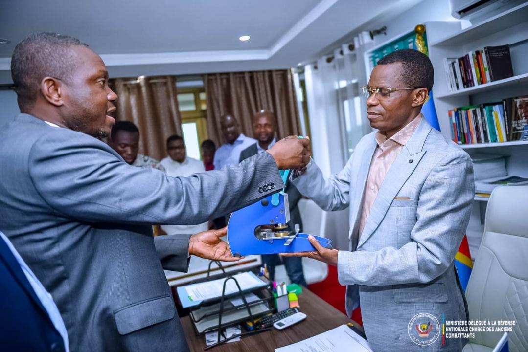 Le Ministre délégué à la défense nationale Eliezer Ntambwe reçoit le sceau officiel, mardi 09 septembre 2025