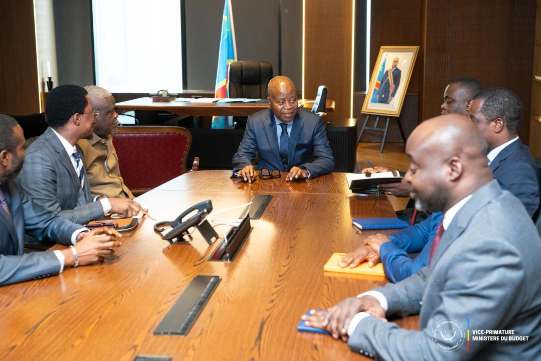 Le VPM en charge du budget échangeant avec une représentation des élus provinciaux de la ville de Kinshasa