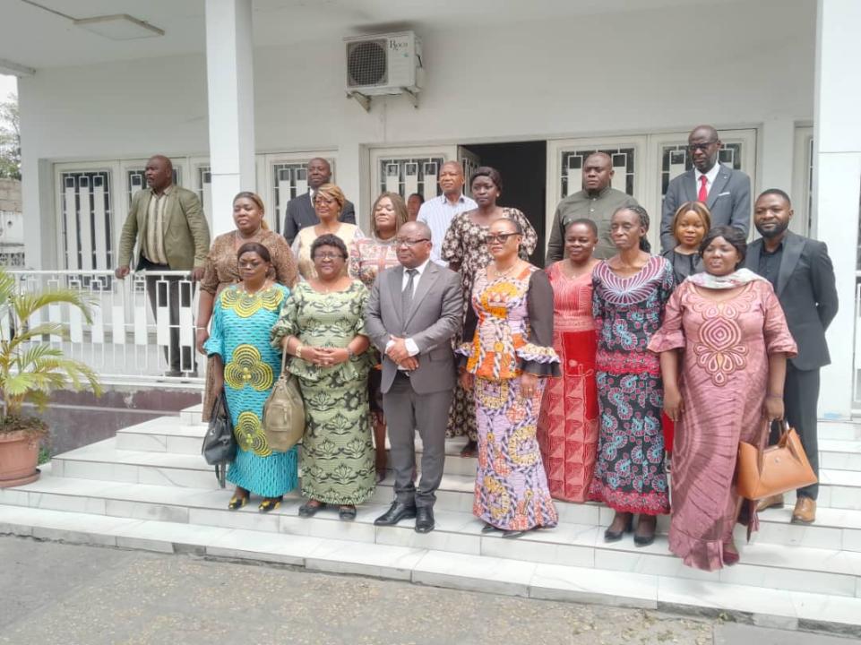 Paul Nsapu, Président de la CNDH entouré des participants à l'atelier sur le plaidoyer en faveur de l'accès à la justice pour les victimes de VBG