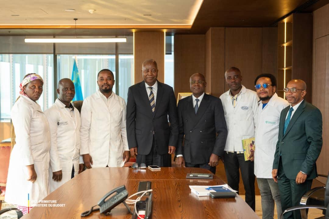 Le VPM en charge du budget Adolphe Muzito avec la délégation du Collectif national des médecins non-primés
