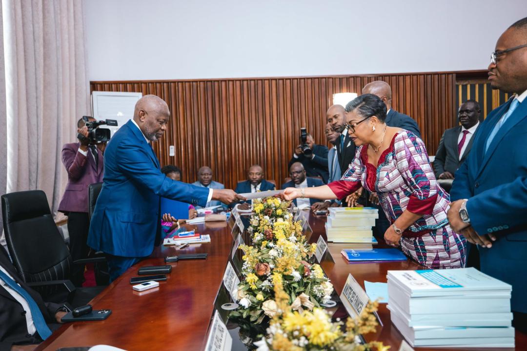 La Première Ministre Judith Suminwa et son équipe lors du dépôt du projet de loi budgétaire à Vital Kamerhe, Président de l'Assemblée nationale.